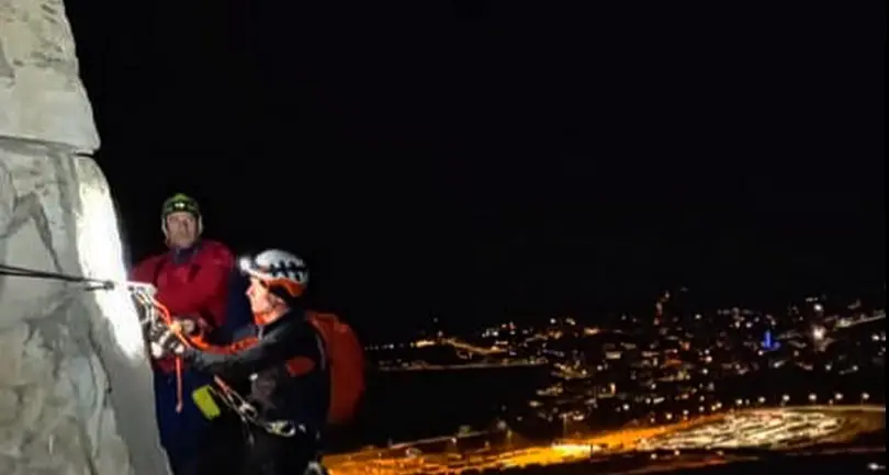 La ferrata Marangoni a Montalbano diventa un sentiero di luce: che spettacolo a Mori
