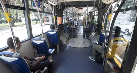 Autobus bollenti, la rabbia degli autisti: “Troppi mezzi senza aria condizionata e per noi mascherina obbligatoria”