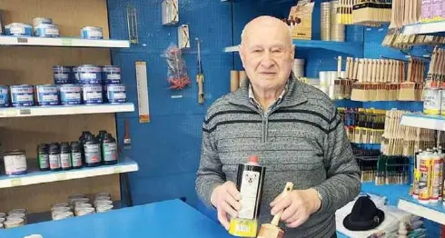 Pino “color”: 60 anni di lavoro nel suo negozio