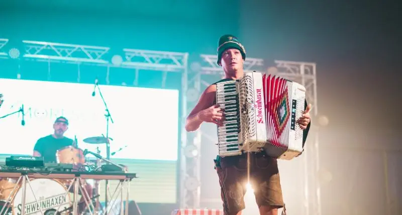 Tanta voglia di braghe de coràm: partita l'Oktoberfest trentina, fra band «oberkreiner» e sconti a chi si presenta in costume. Bavarese o tirolese, va bene tutto