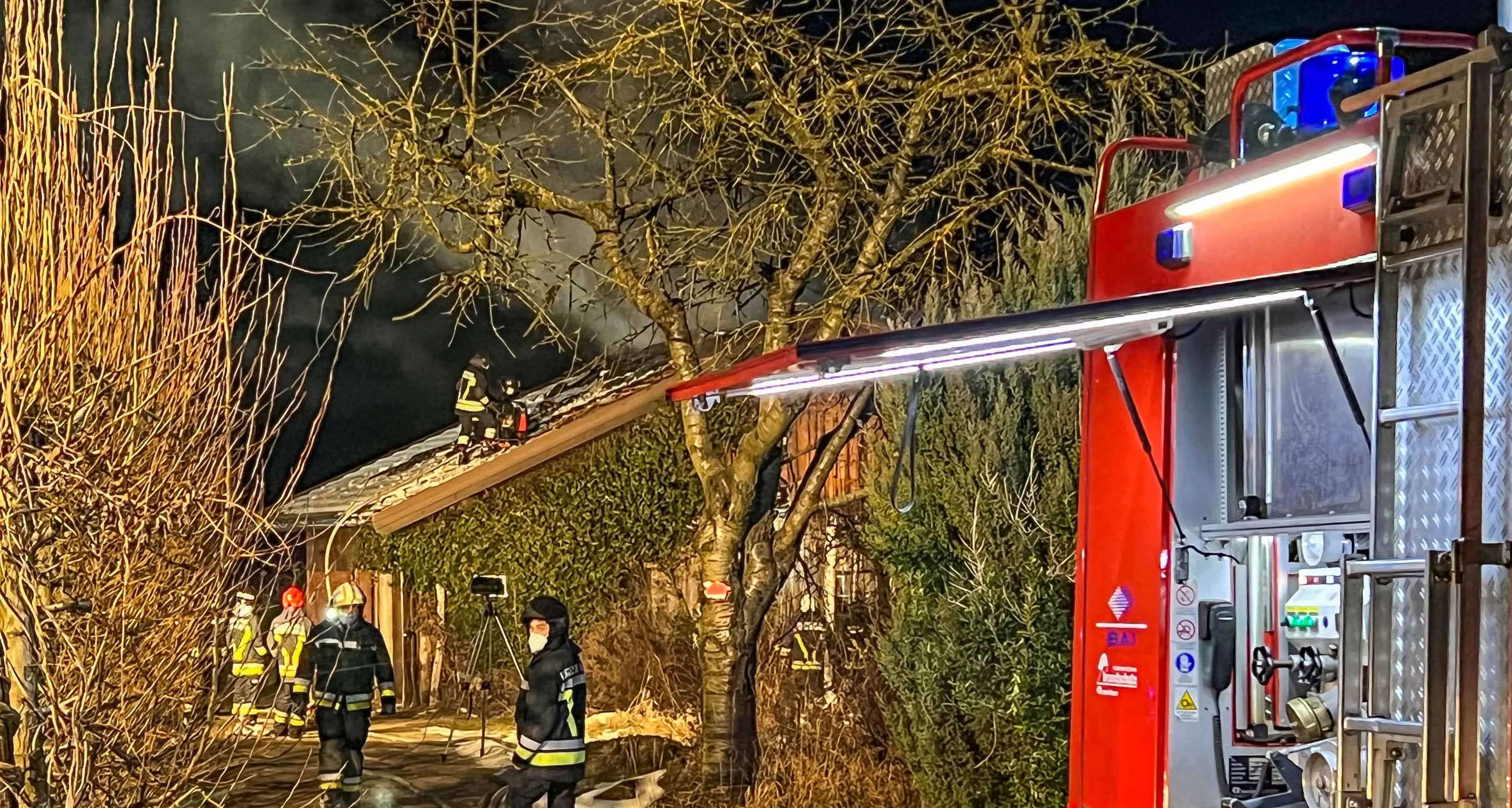 Caldonazzo, brucia un capanno nella notte, fiamme appiccate dal retro alla catasta della legna