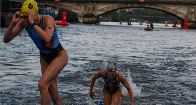 Atleta contaminata dopo la gara nella Senna, il Belgio ritira la squadra di triathlon