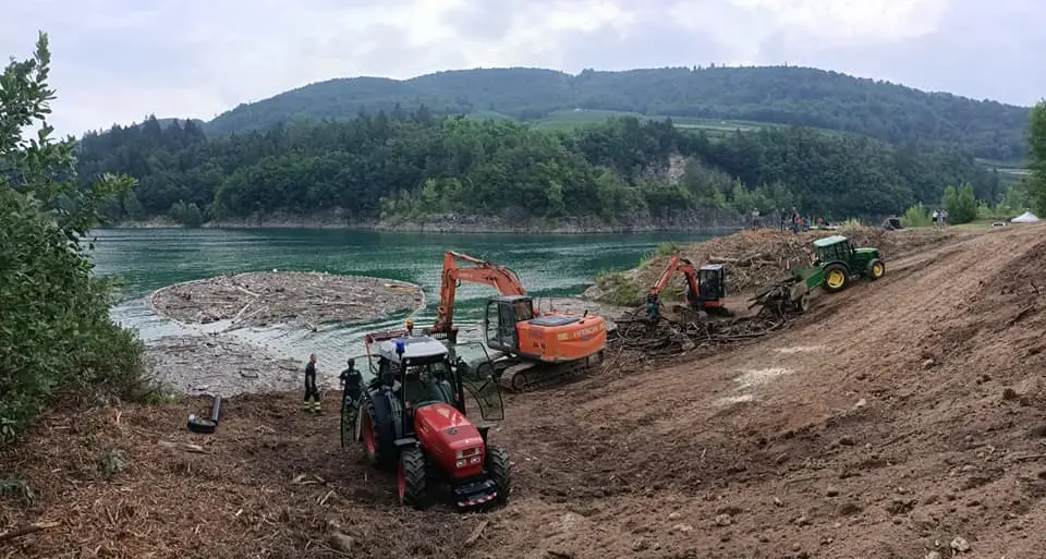 Giornata ecologica e pulizia del lago, a Santa Giustina «tanto legname portato dal maltempo»