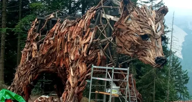 A Molveno la nuova opera di Martalar: un orso di legno, e la famiglia Papi protesta, «siamo contrari»