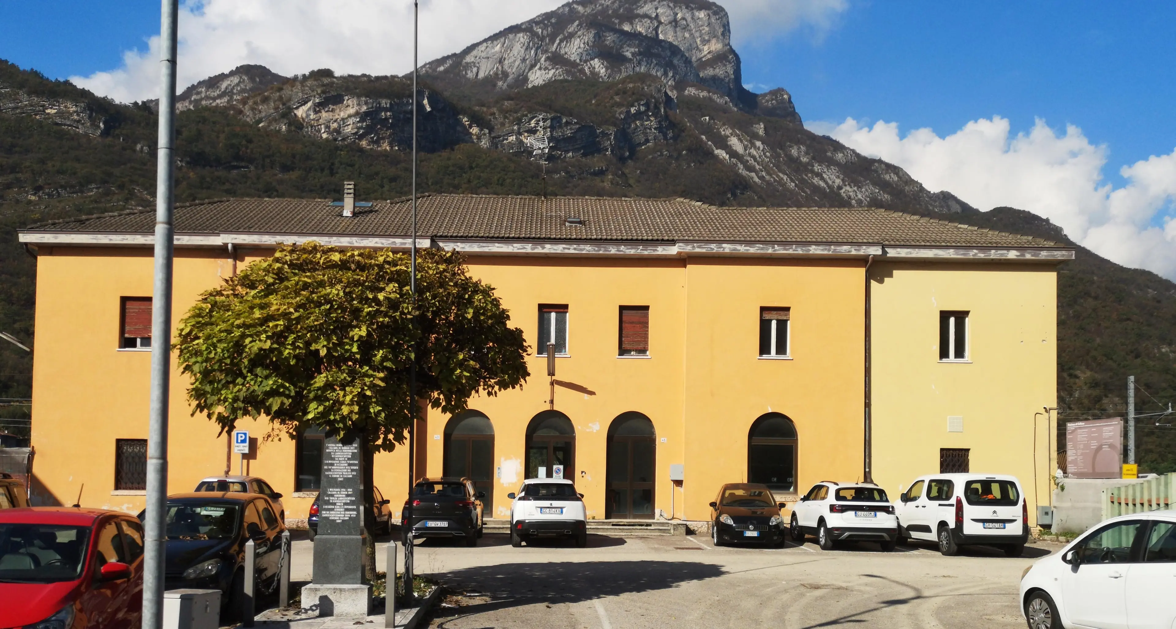 Stazione ferroviaria di Calliano: se ne parla dal 2019, con tanti proclami, ma è ancora chiusa