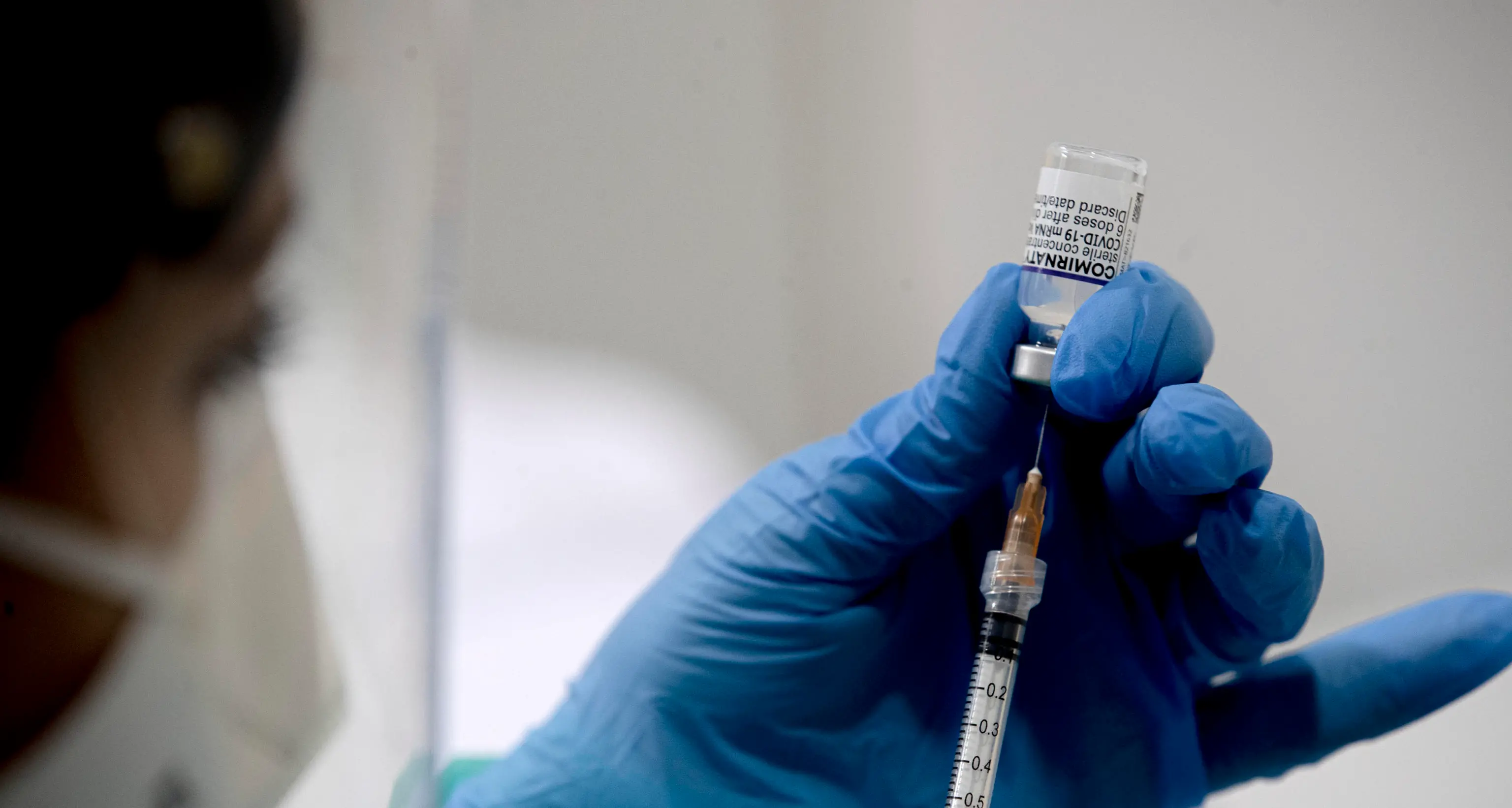 Una «Maratona vaccinale» per le terze dosi: 5 giorni di apertura dei centri dalle 6 di mattina a mezzanotte