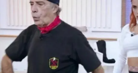 Montesano a Ballando con le stelle con la maglietta della X Mas, comico nella bufera: “Simbolo del neofascismo”
