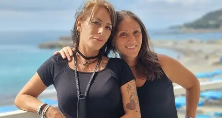 Sorelle si incontrano dopo 36 anni, l'abbraccio tra Sara e Gioia: \"Emozione unica\"