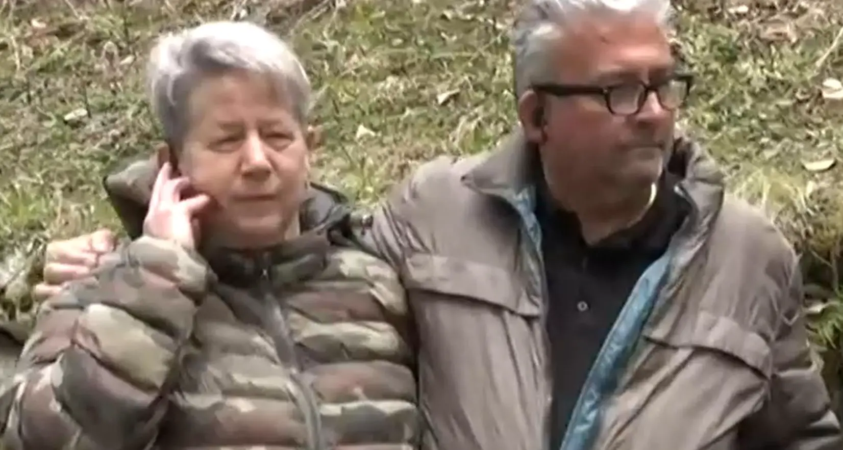 La famiglia Papi in visita alla croce dove è morto Andrea incontra l'orso