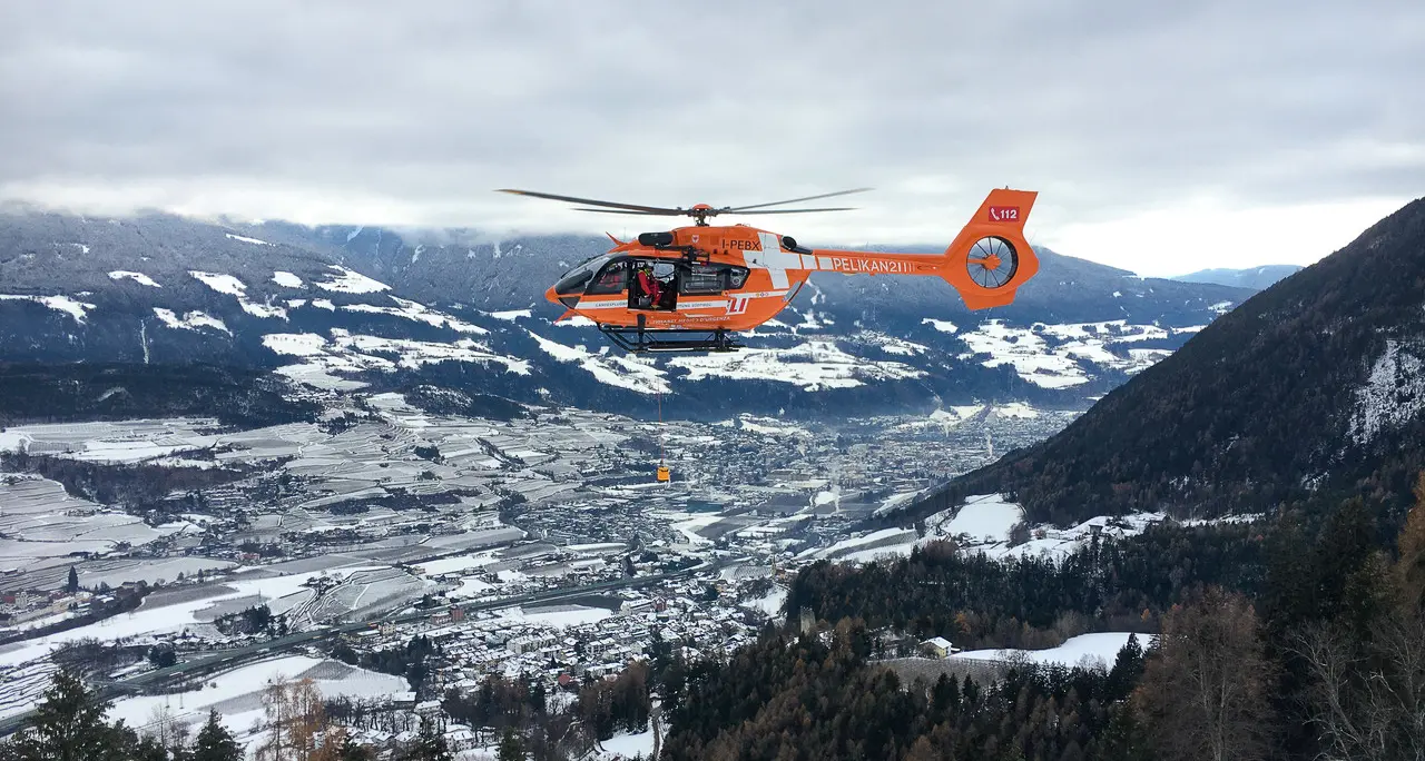 Dodicenne in gita scolastica cade dal balcone della sua stanza d’albergo in valle Aurina