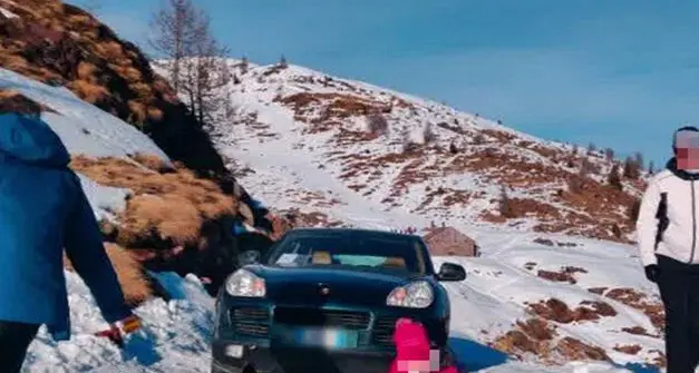 Bloccato nella neve con la Porsche Cayenne: nei guai un 26enne veneto