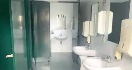 Bagni pubblici del parco, il Comune di Tenna (senza fondi) lancia l’appello alla popolazione: «Aiutateci a pulirli»