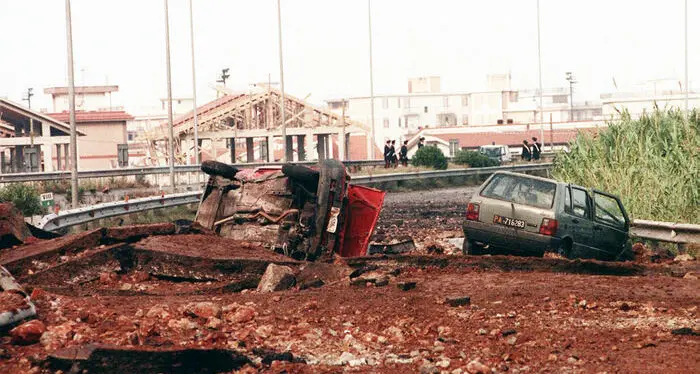 I resti dell’auto di scorta del giudice Falcone in esposizione mercoledì prossimo davanti alla regione