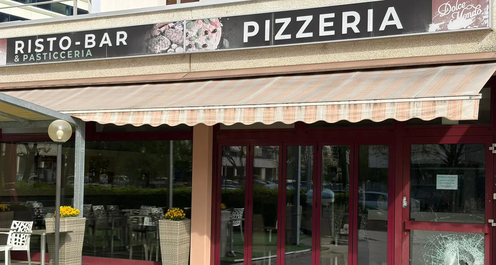 Doppia “spaccata” a Trento Nord, sfondate le vetrate di Gastromondo e Roadhouse