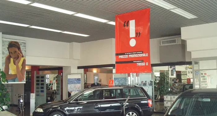 Attese di mesi, caro carburanti e guerra, per il mercato delle auto è un periodo nero, e le case puntano sull’e-commerce diretto