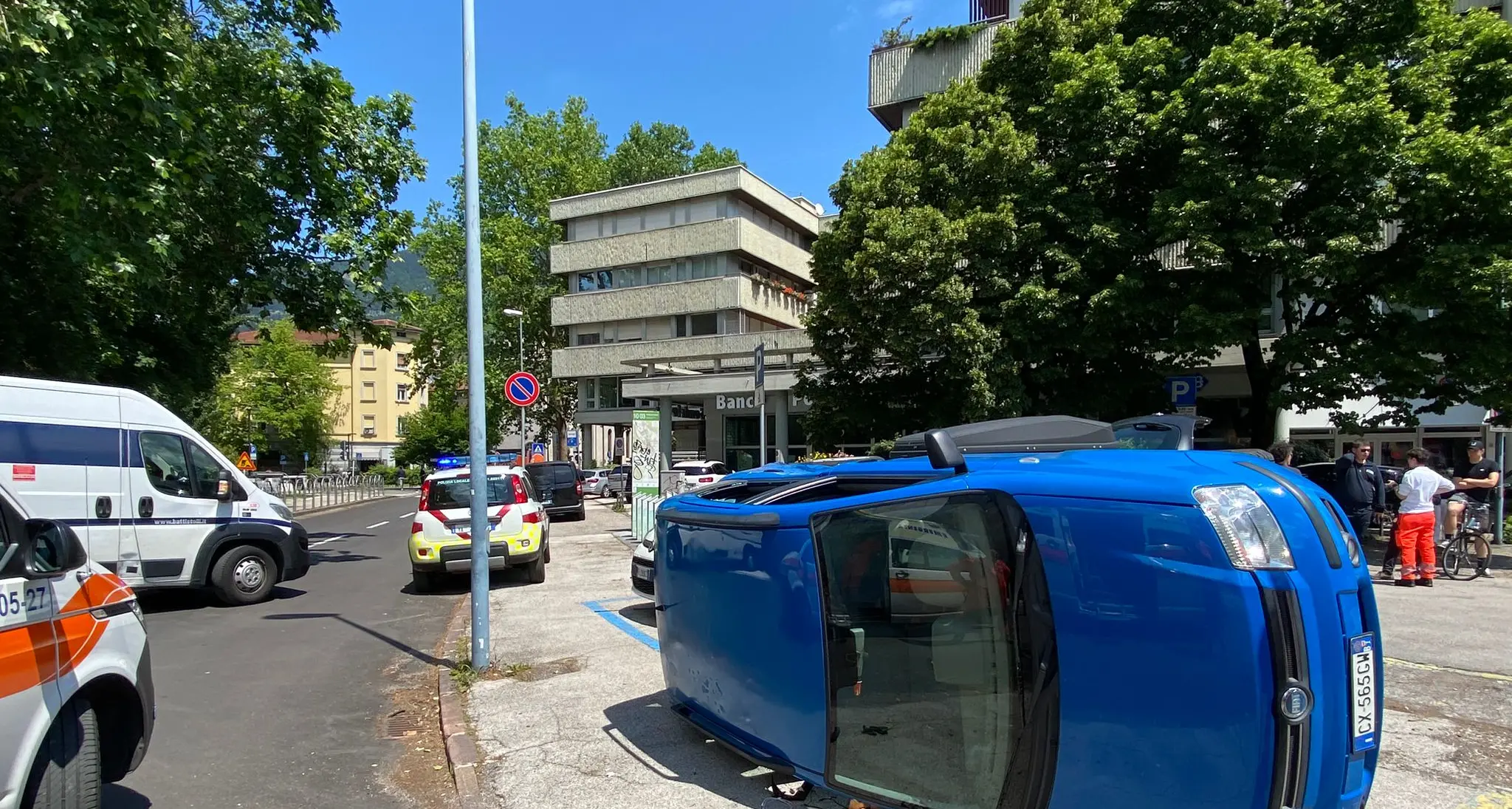Piazza Centa, scontro alla precedenza fra furgone e Panda, e l'auto si ribalta sul marciapiede