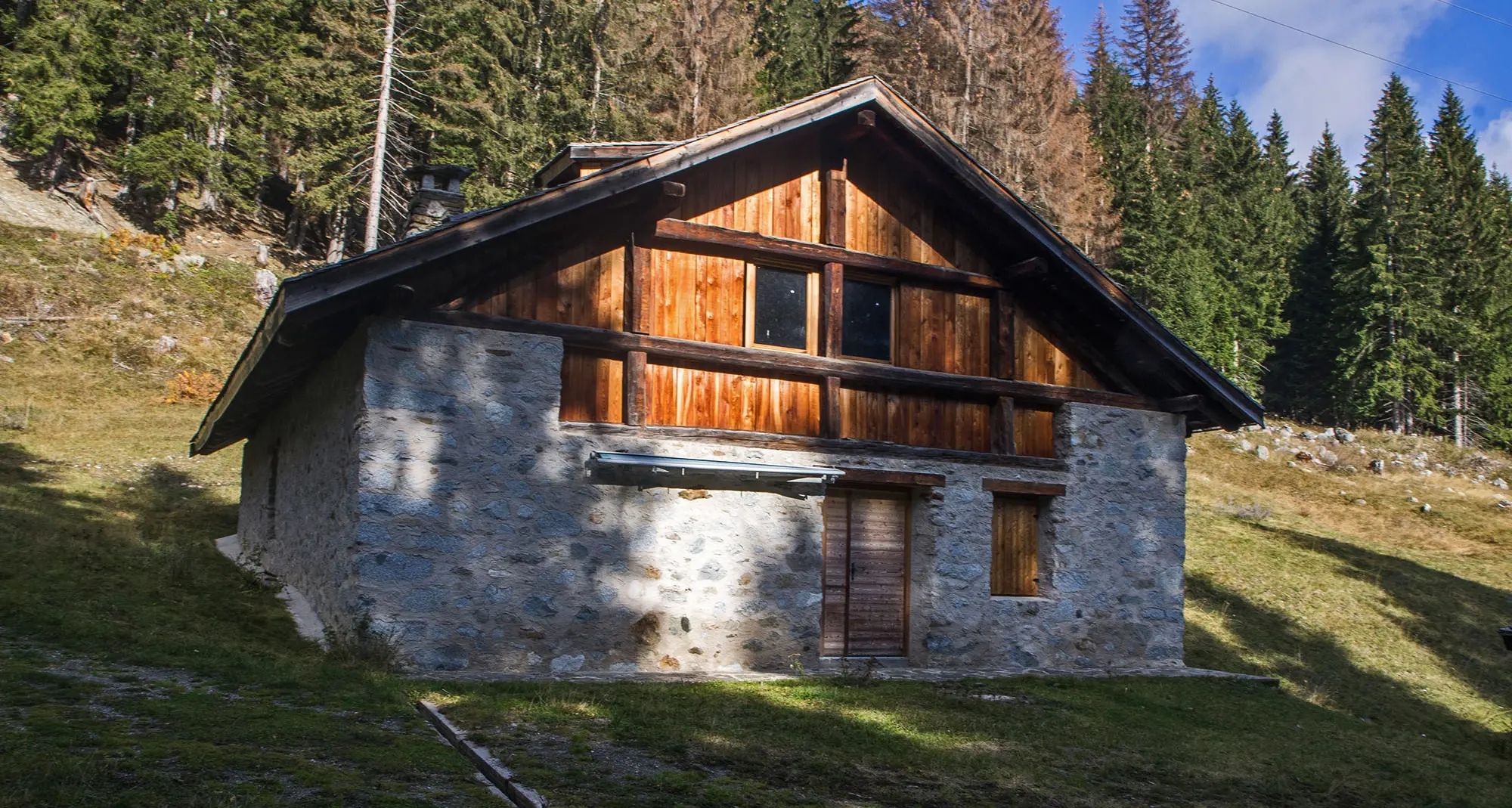 Addio uso civico, la malga in montagna a Pecé diventa ristorante bar (per un privato)
