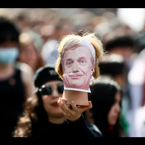 Cile, crolla la popolarità del presidente Kast
