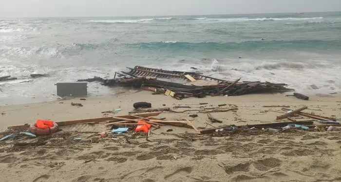 Crotone, strage di migranti: si temono oltre 100 morti. Tra le vittime due gemellini e un neonato