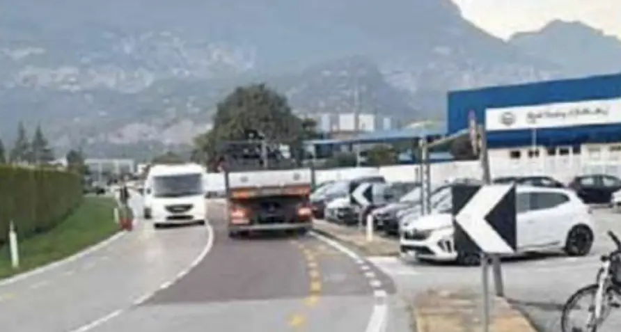 Zona industriale di Arco, una ciclabile provvisoria molto rischiosa