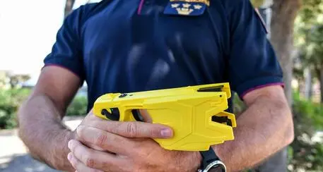 Anche gli agenti della polizia locale saranno armati di «taser»