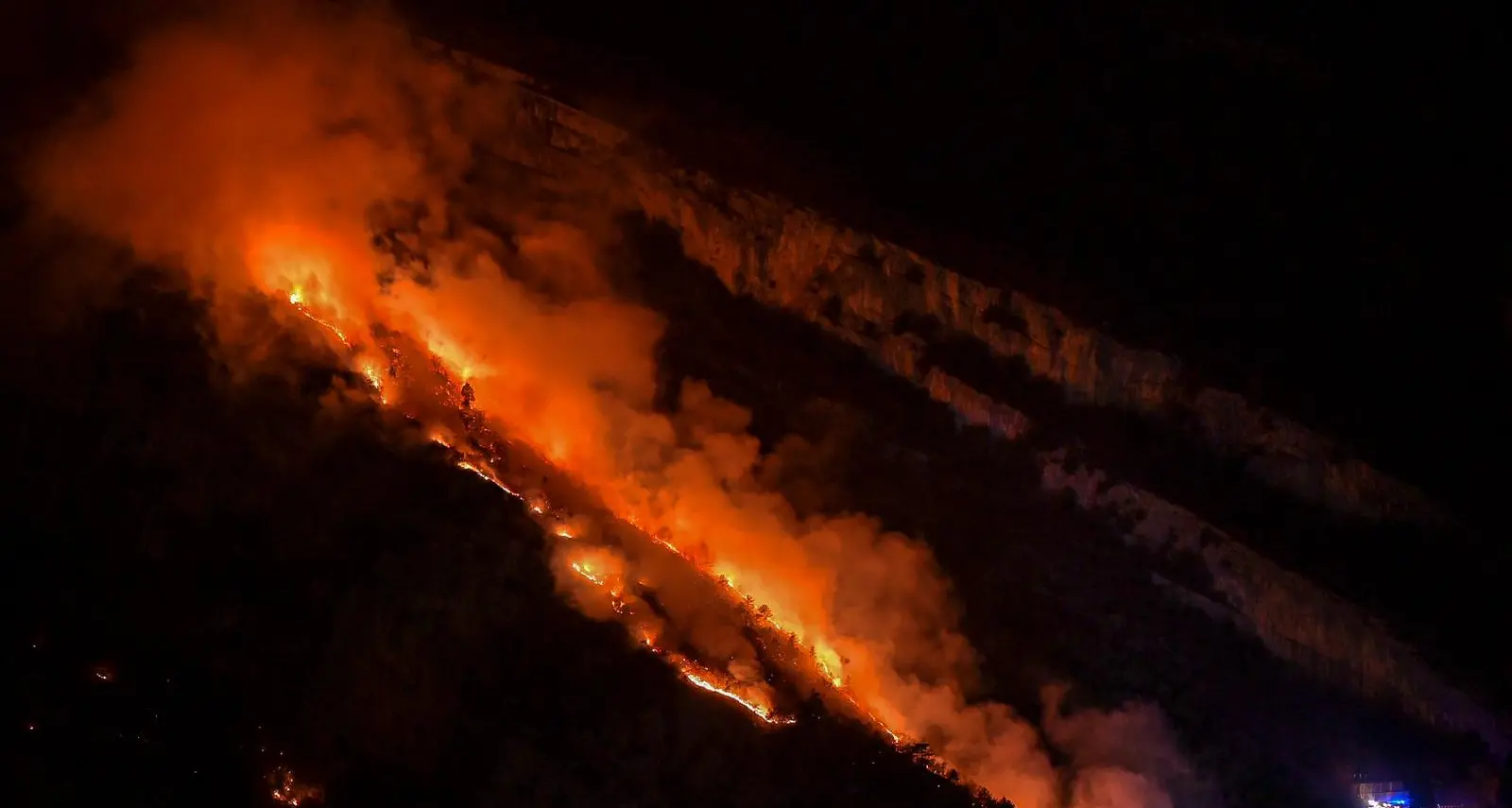 Incendio fra i boschi sopra le Sarche, notte di grande lavoro per i vigili del fuoco