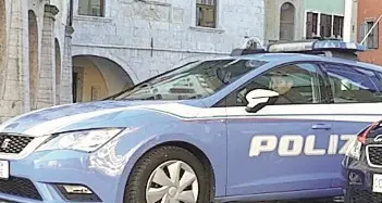 «Duello» fra due donne per gelosia: tirate di capelli, unghiate in faccia, e alla fine anche una mazza da baseball
