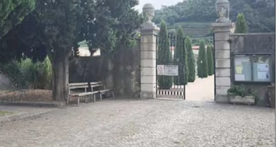Cade al cimitero di Mori e chiede i danni. Ma alla fine deve pagare lei