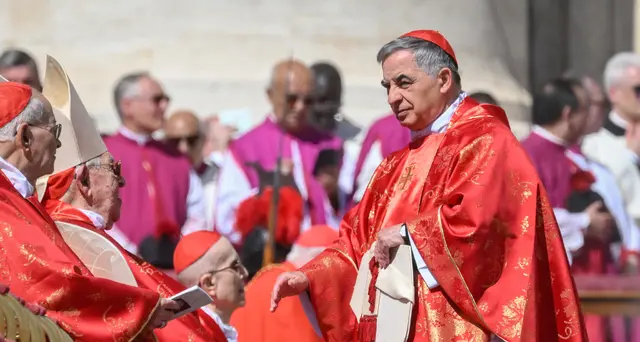 Papa: Becciu, 'l'ho abbracciato e condiviso la gioia di tutti'