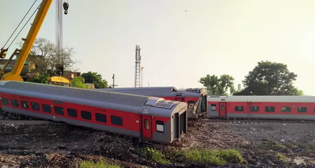 India: scontro tra due treni, almeno 13 morti e 50 feriti