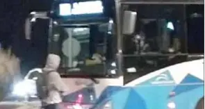 Perde la corriera, e la blocca mettendosi davanti, per farsi aprire le porte dall’autista
