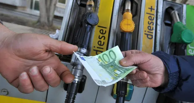 Benzina, stangata di Pasqua: sulla A22 Brennero-Modena un litro di benzina costa fino a 2,439 euro. Il gasolio 2,389 euro