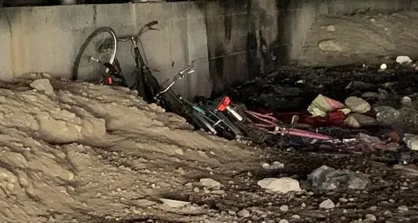 Una catasta di biciclette rubate sotto il ponte alle Albere di Trento