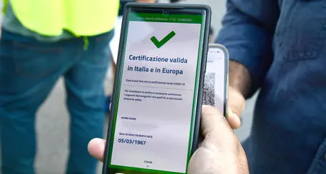 Da oggi over 50 al lavoro solo con il green pass rafforzato. Appena 26 classi in isolamento