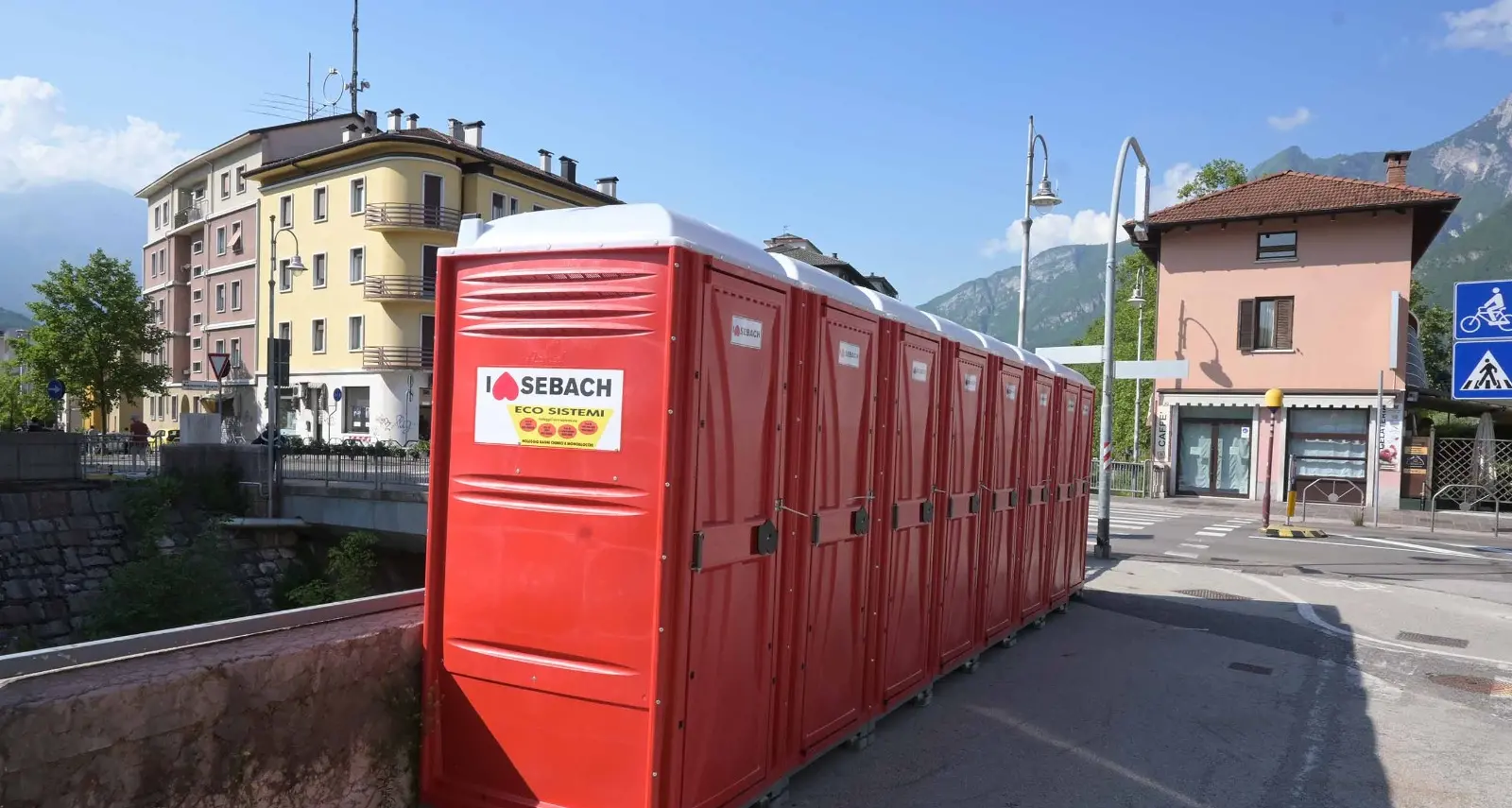 Gabinetti in mezza città e un imponente piano di pulizia per il dopo Vasco: 480 bidoni e 300 netturbini al lavoro in tre turni, giorno e notte