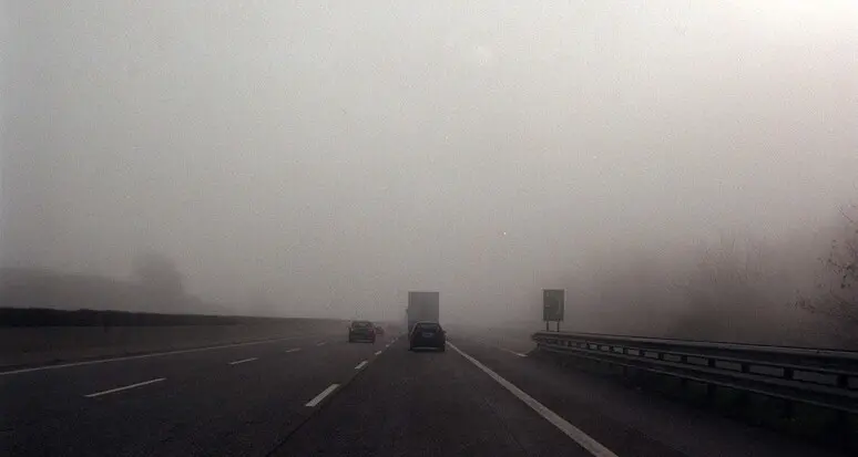 Nebbia lungo la A22, sei incidenti: coinvolti 27 veicoli e due mezzi pesanti