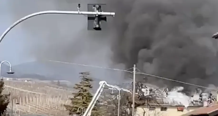In fiamme il tetto del ristorante Bertolini di Romallo, decine di vigili del fuoco in azione