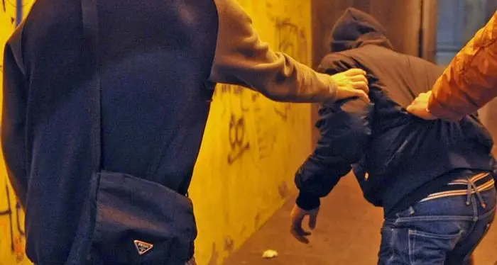 Picchiato dai compagni di scuola, la direttrice: “Adotteremo provvedimenti”. Bisesti: chi ha sbagliato pagherà