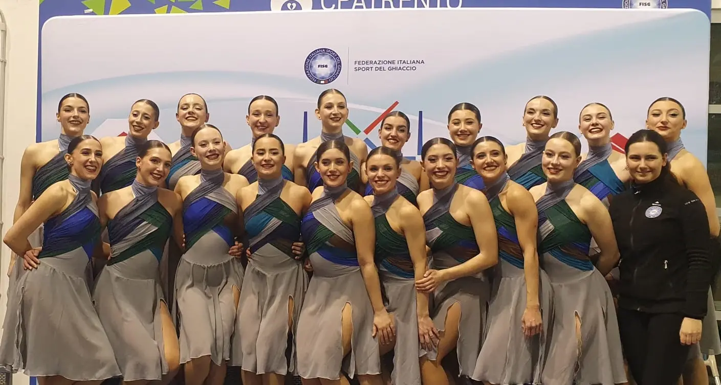 Pattinaggio artistico sincronizzato, il team trentino campione d'Italia: le «Ice on Fire» dominano