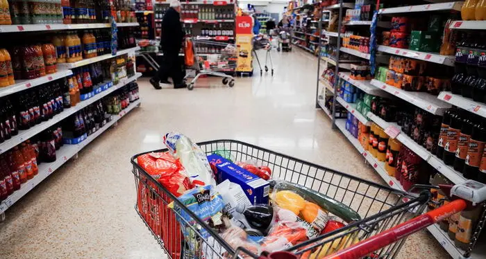 Spesa, la fiammata dei prezzi: il record è dei succhi di frutta a più 52,9 per cento