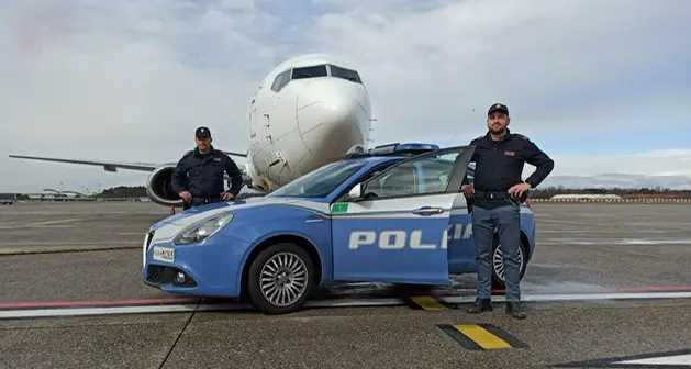 Espulsi due anni fa, erano ancora in Italia: marito e moglie sudamericani accompagnati all'aereo e rimpatriati