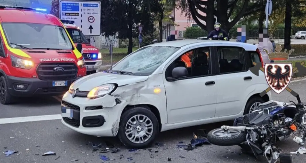 Scontro auto-moto a Mori, un uomo finisce in Pronto soccorso