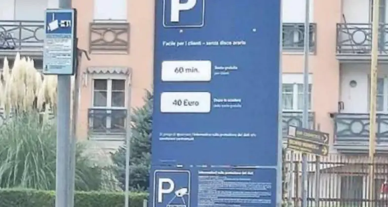Posti auto privati, «multa» da 40 euro: a San Michele scoppiano le polemiche