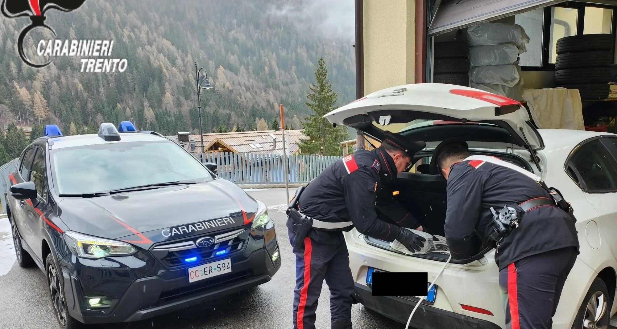 Ruba l'auto del vicino e porta via 24 chili di rame da un cantiere: preso a Campiglio il ladro ventenne rumeno