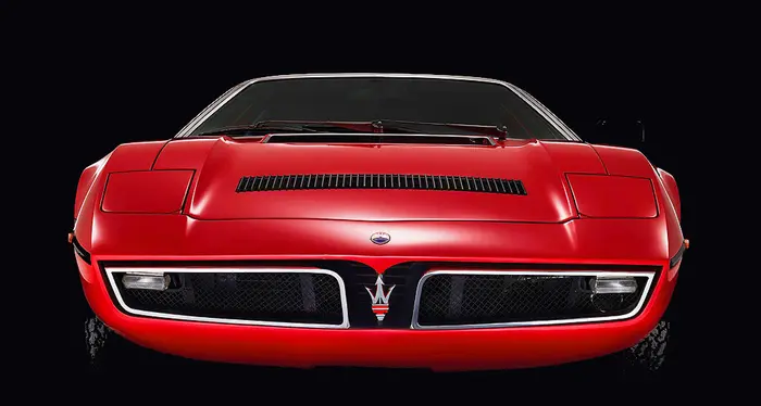 Trova il marito con l'amante e gli distrugge casa e Maserati: danni per 300mila euro