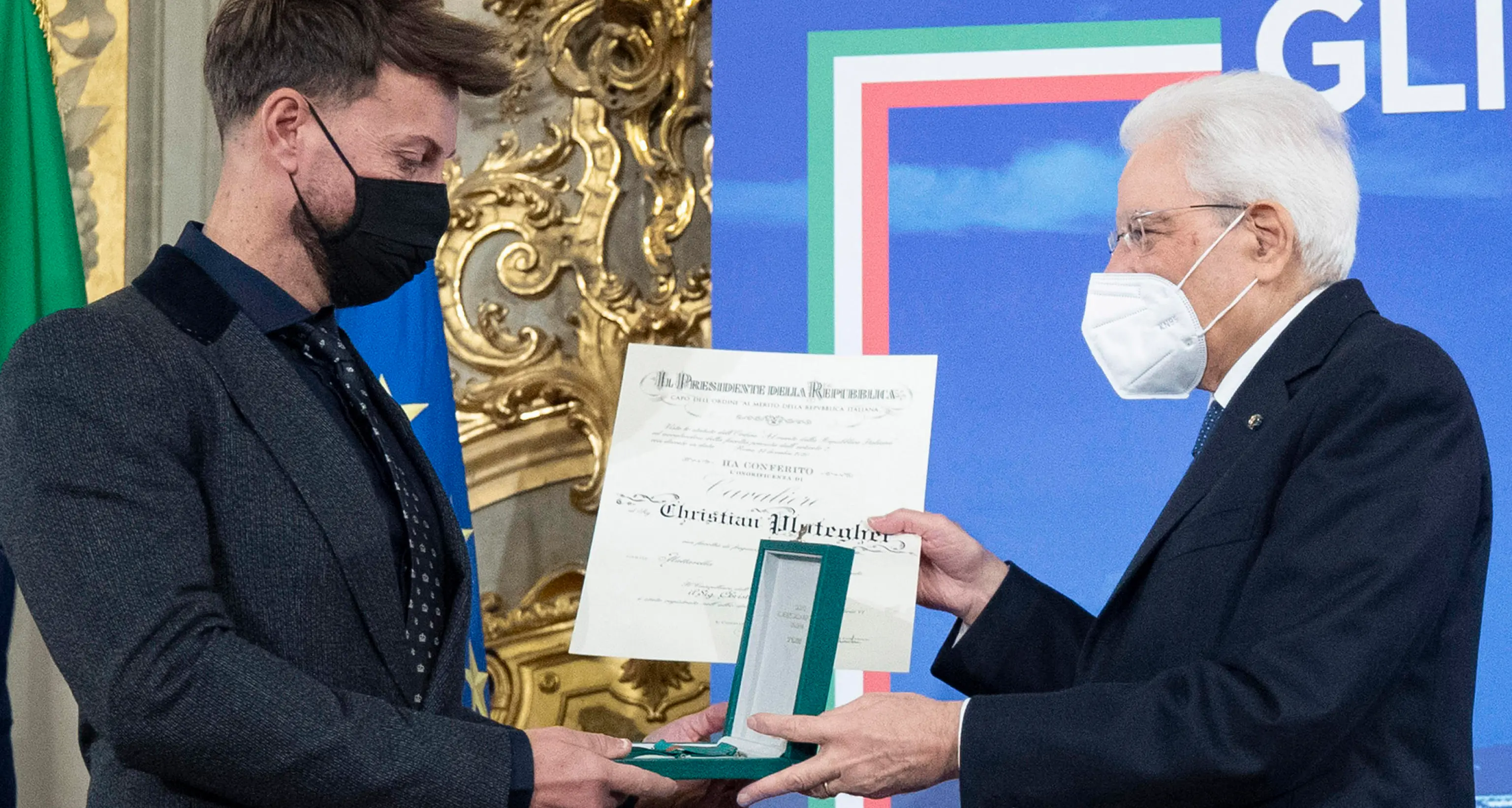 Il «parrucchiere del cuore» Christian Plotegher riceve il cavalierato dal presidente Mattarella