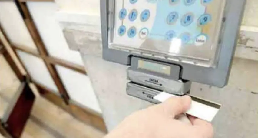 Non timbra l’uscita per 281 volte: caduta l'accusa di essere una «furbetta del cartellino»
