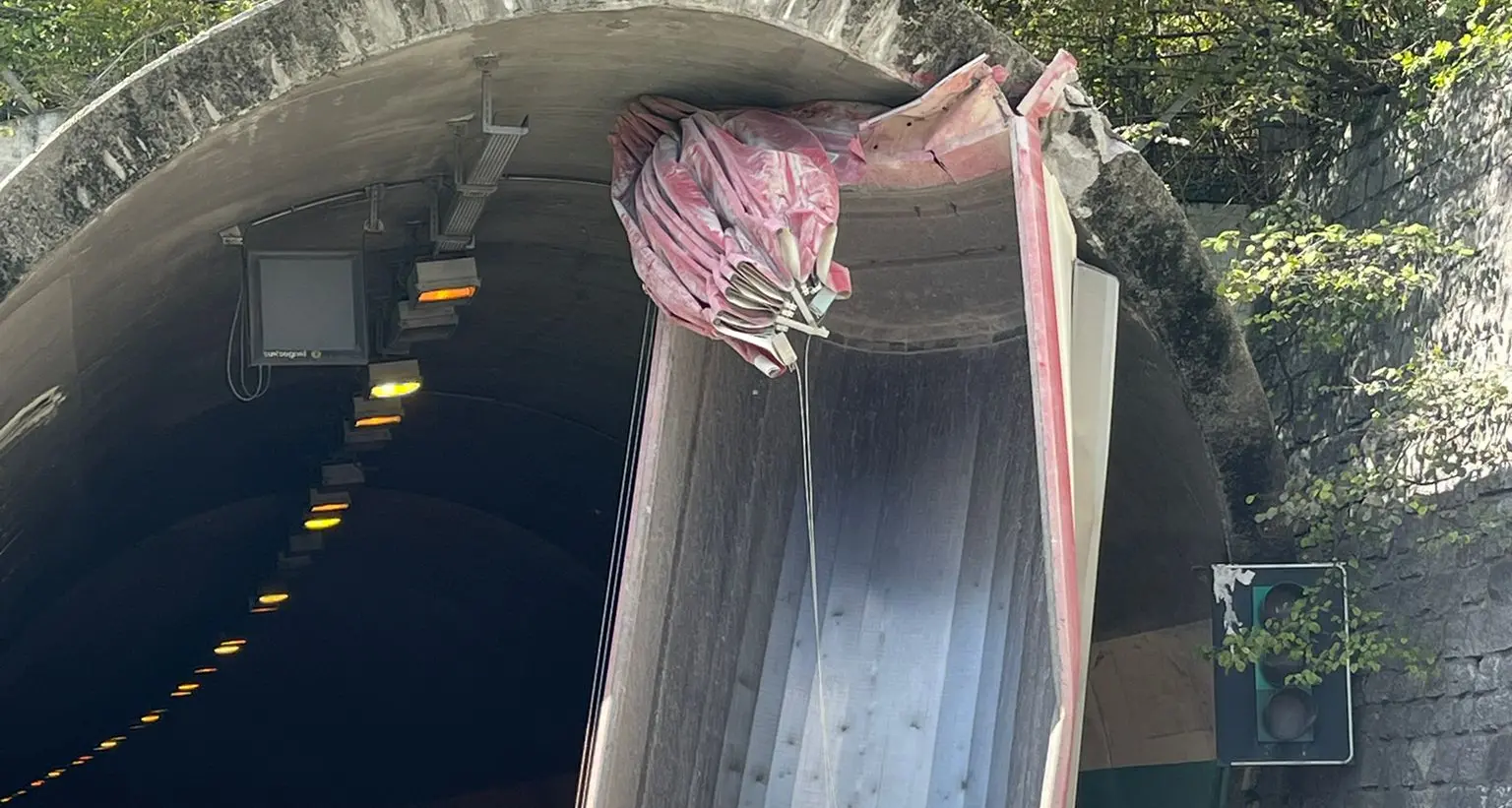 Singolare incidente: il cassone di un camion sbatte sulla galleria e resta in bilico