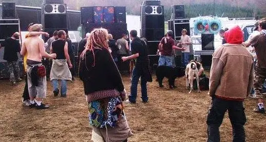 Il «teknival» clandestino a Torino: migliaia di ragazzi da tutta Europa, polizia schierata per cercare di fermarli