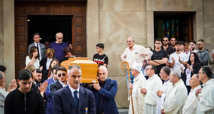 Giulia Tramontano, bara e rose bianche per l’addio. Il vescovo di Aversa: “Portava la gioia dentro”